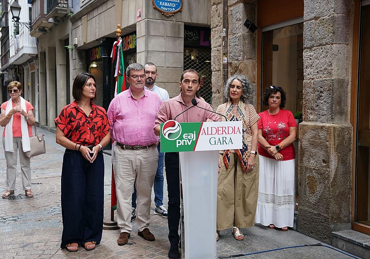 El batzoki del Casco Viejo bilbaíno ha acogido esta mañana el homenaje a la ikurriña