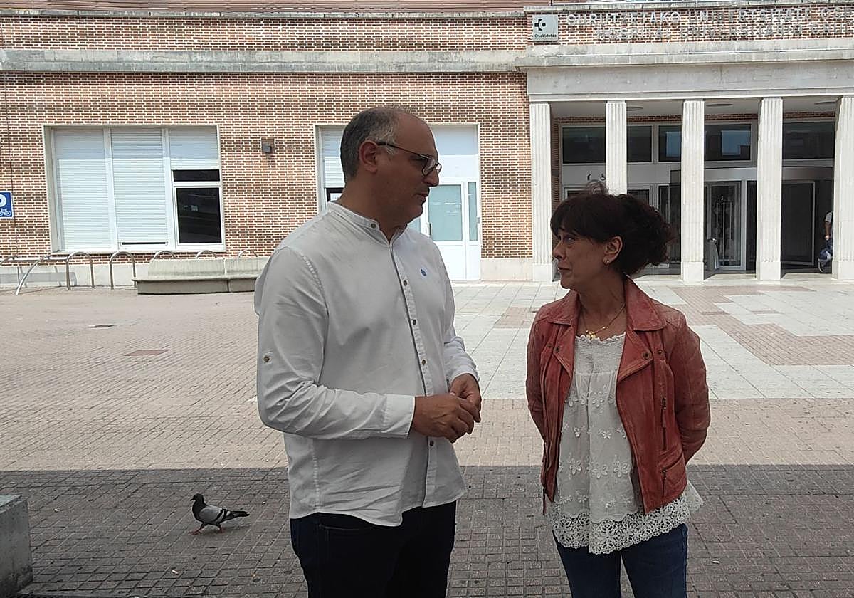 El viceconsejero de Seguridad del Gobierno vasco, Ricardo Ituarte, junto a la directora de la Ertzaintza, Victoria Landa, esta mañana en el hospital de Cruces.