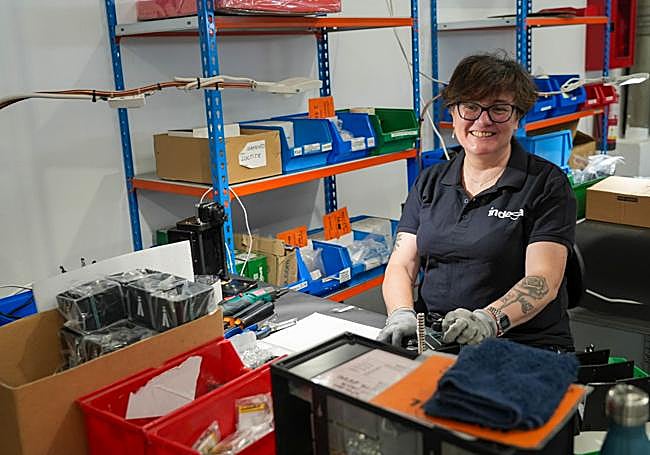 Izaskun Díez, en su puesto en el área industrial de Lortu.