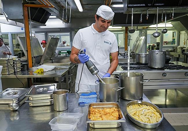 Álex de Merici, entre fogones en el polígono de Betoño.