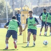 Blanco golpea el balón durante un entrenamiento de esta pretemporada del Alavés.