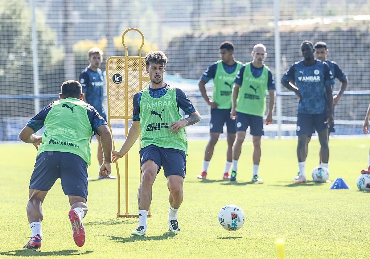 Blanco golpea el balón durante un entrenamiento de esta pretemporada del Alavés.