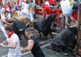 El encierro de los toros de La Palmosilla ha sido el penúltimo de los festejos, dejando imágenes de gran tensión.