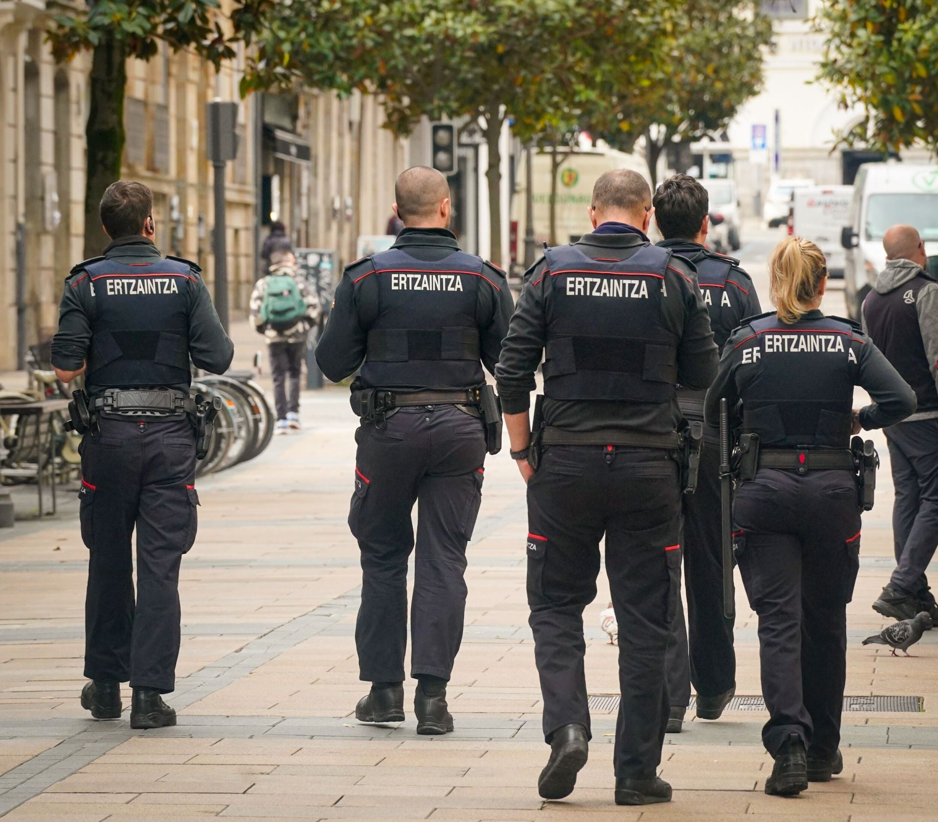 Imagen de archivo de varios ertzainas patrullando.