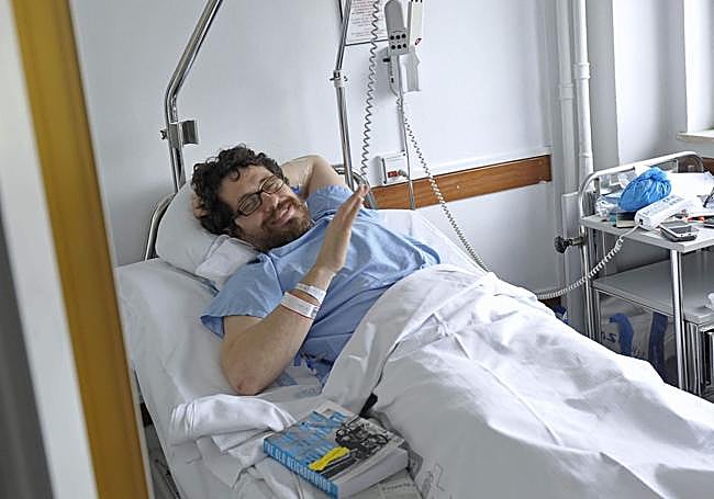 Hillmann en el Hospital Universitario de Navarra, donde se recuperó en 2014 de una cornada en la pierna.