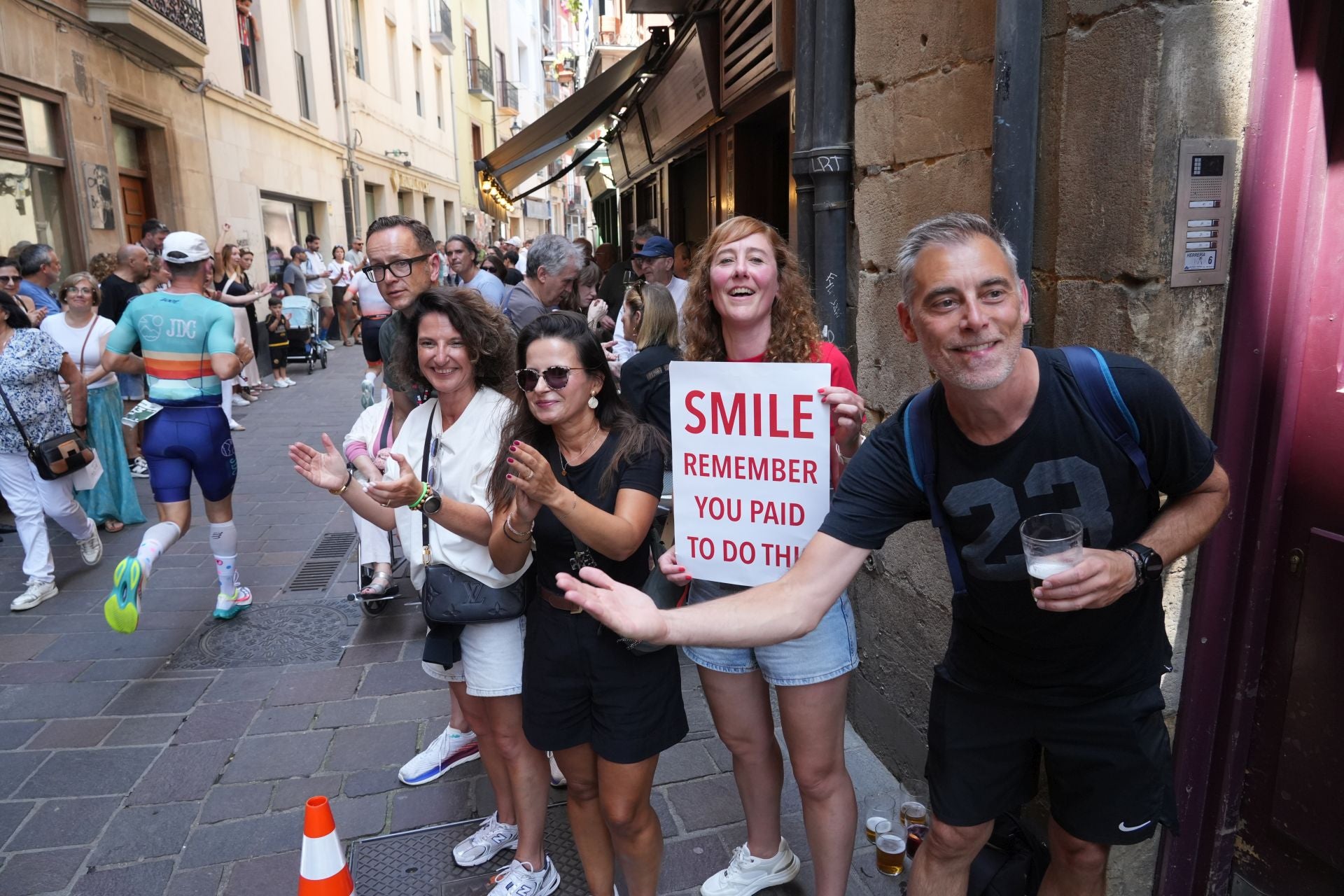 Aficionados animan a los competidores en el Casco Viejo de la ciudad.