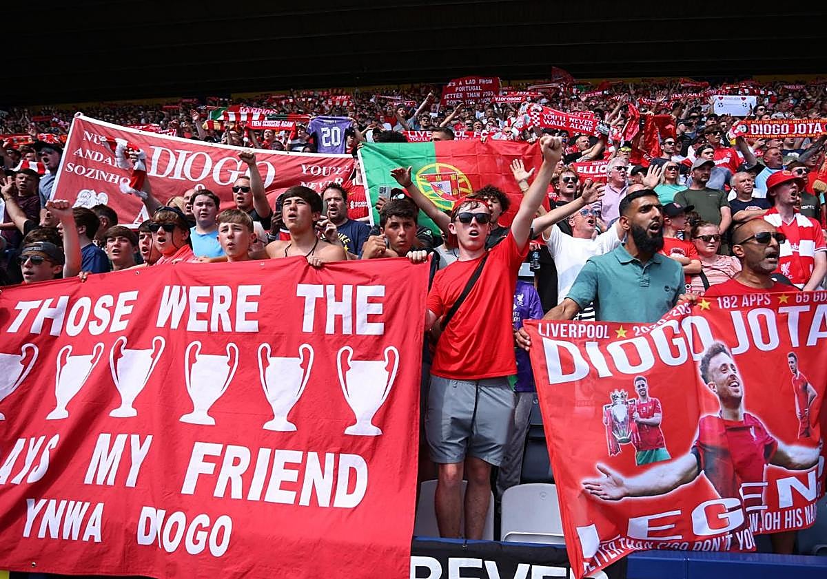 Imagen principal - Lágrimas y mucha emoción en el homenaje del Liverpool a Diogo Jota en el primer partido tras su muerte