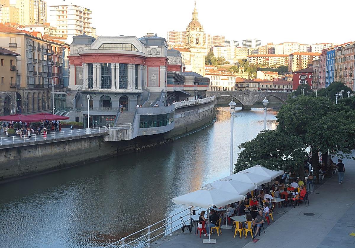 Ambiente de copas en los bares de Marzana y el mercado de la Ribera.