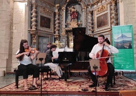 María Florea al violín, Blai Bosser al violonchelo y Àlex Ramírez al piano.