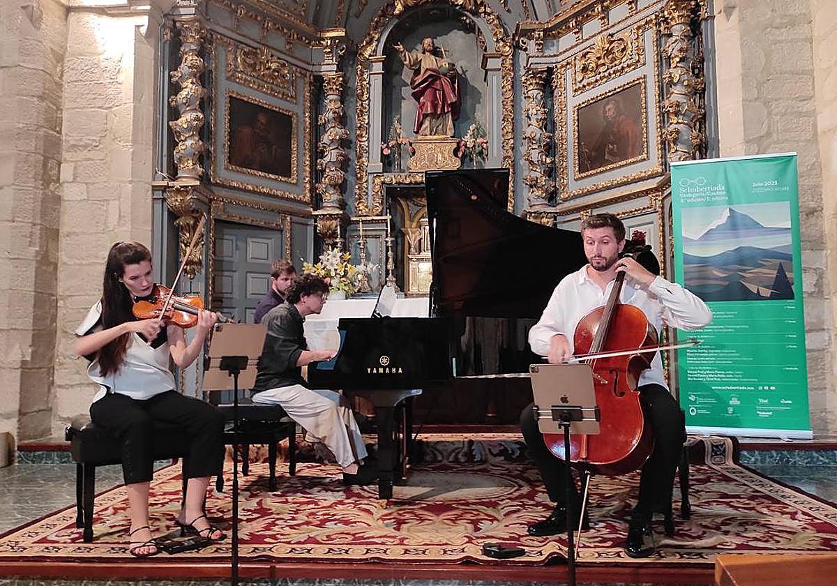 María Florea al violín, Blai Bosser al violonchelo y Àlex Ramírez al piano.