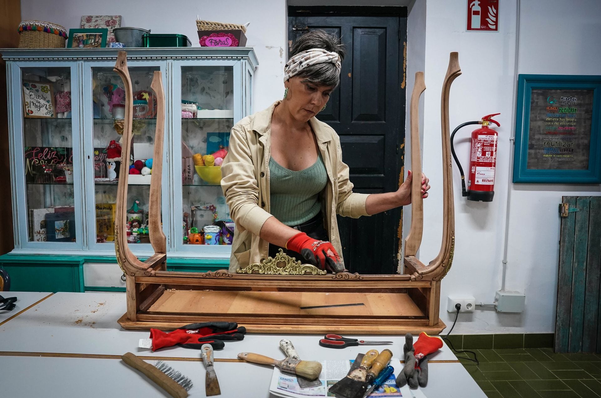 La tienda diferente de Sestao donde compras a granel, aprendes a pintar y Amaia te restaura un mueble