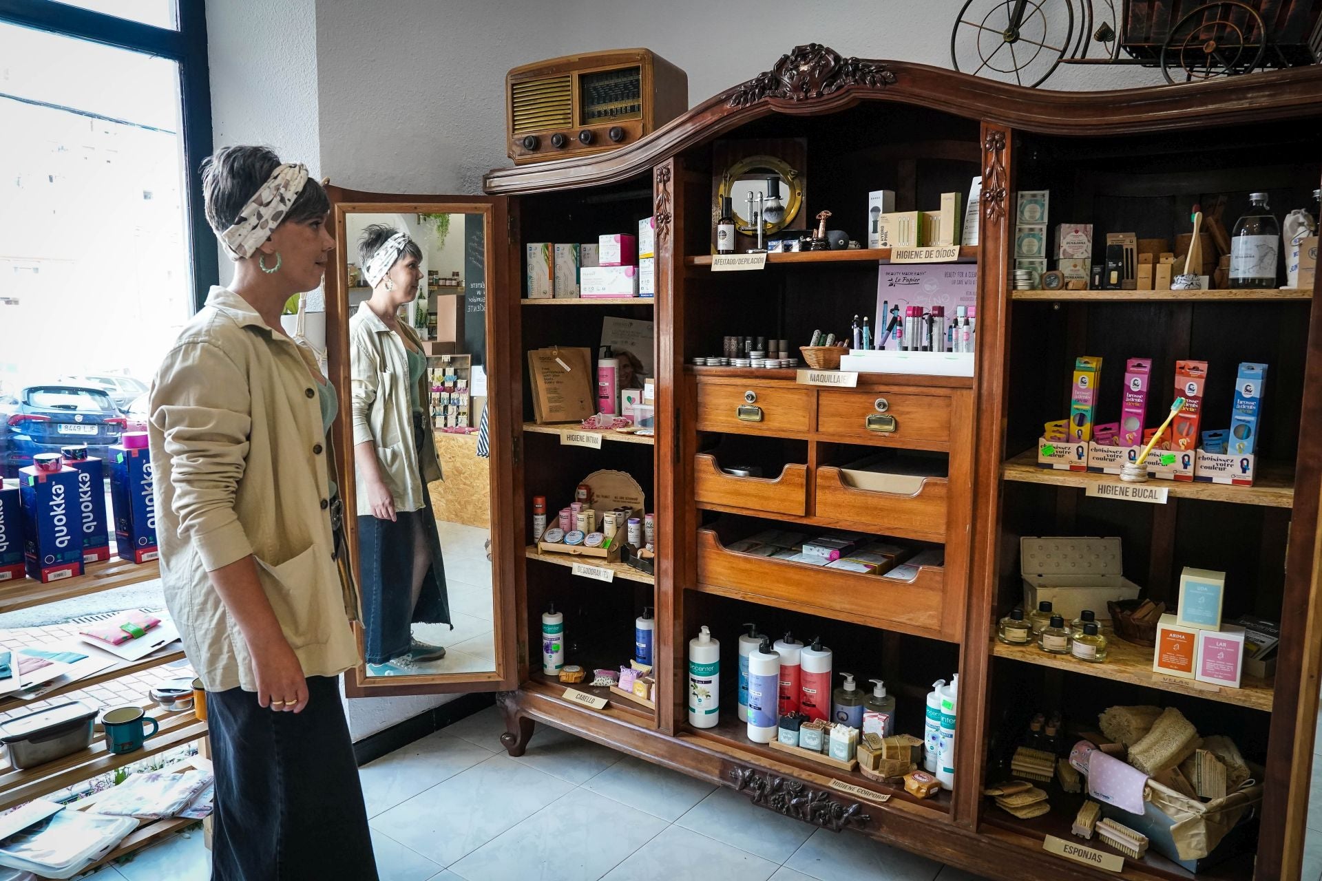 La tienda diferente de Sestao donde compras a granel, aprendes a pintar y Amaia te restaura un mueble