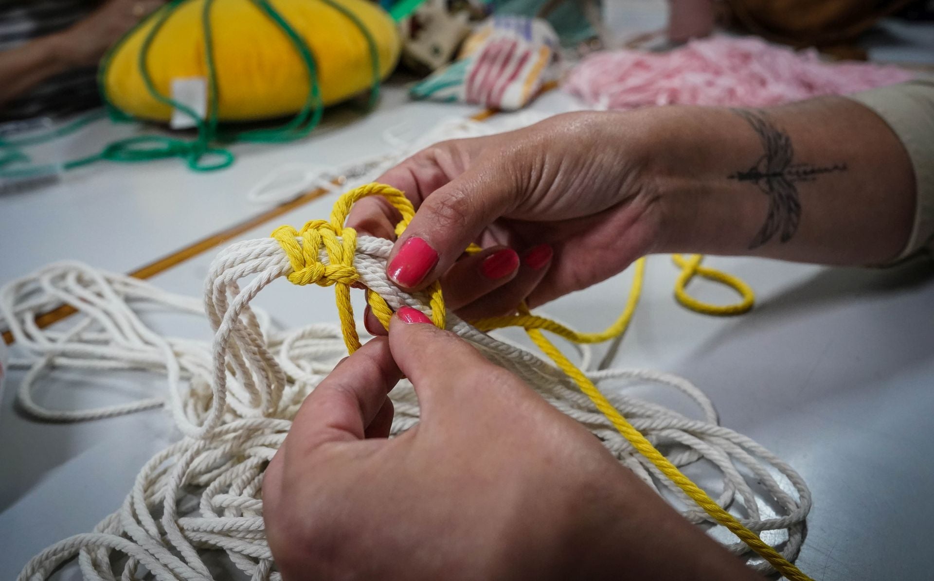 La tienda diferente de Sestao donde compras a granel, aprendes a pintar y Amaia te restaura un mueble