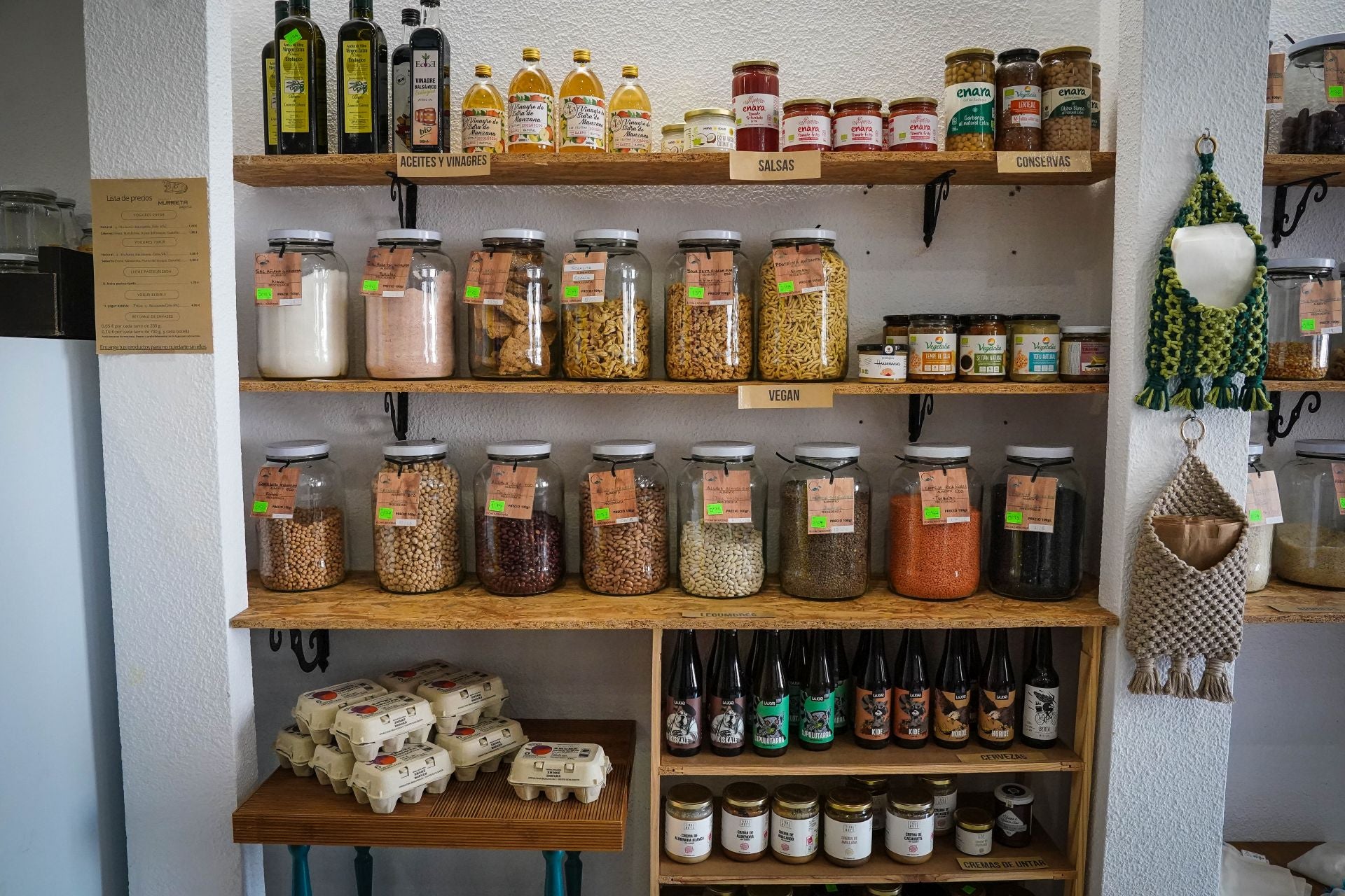 La tienda diferente de Sestao donde compras a granel, aprendes a pintar y Amaia te restaura un mueble