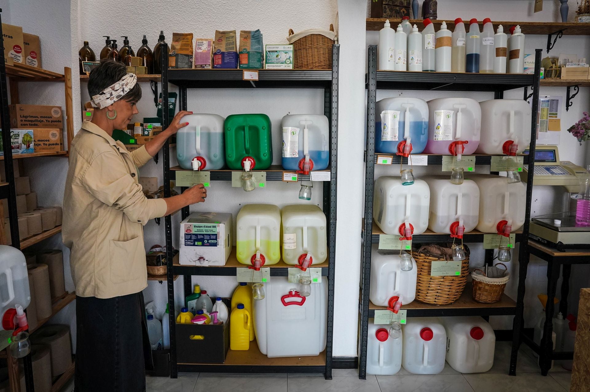 La tienda diferente de Sestao donde compras a granel, aprendes a pintar y Amaia te restaura un mueble