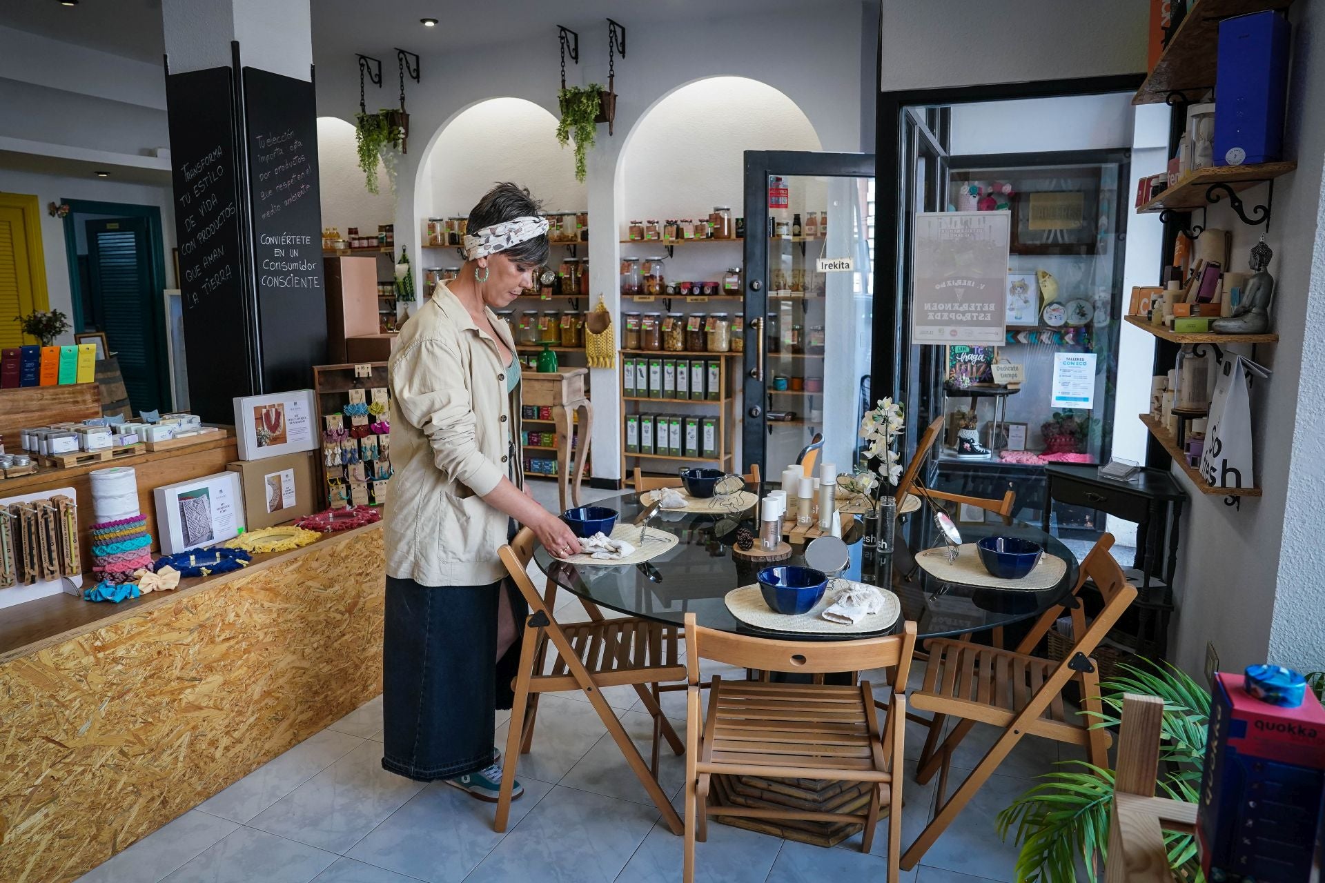 La tienda diferente de Sestao donde compras a granel, aprendes a pintar y Amaia te restaura un mueble