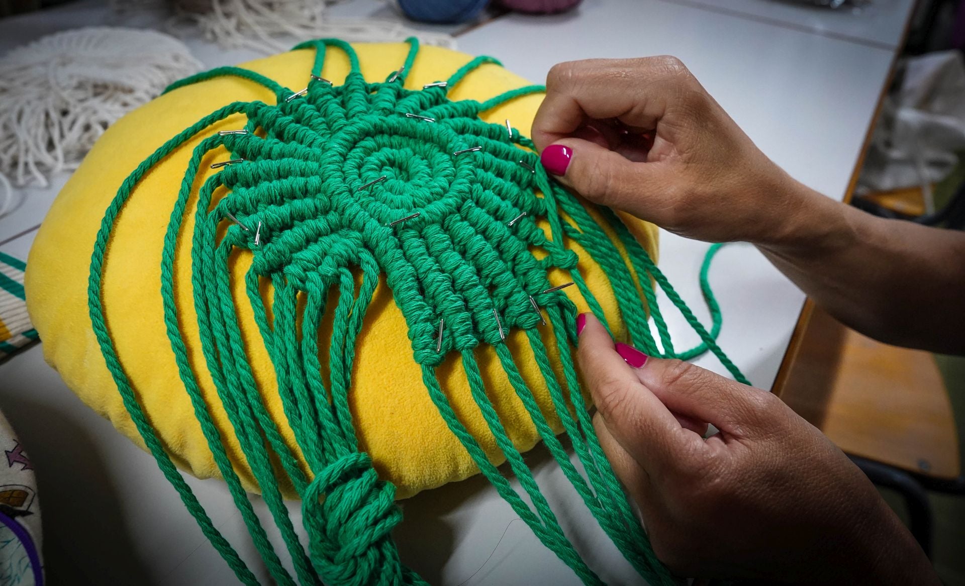 La tienda diferente de Sestao donde compras a granel, aprendes a pintar y Amaia te restaura un mueble