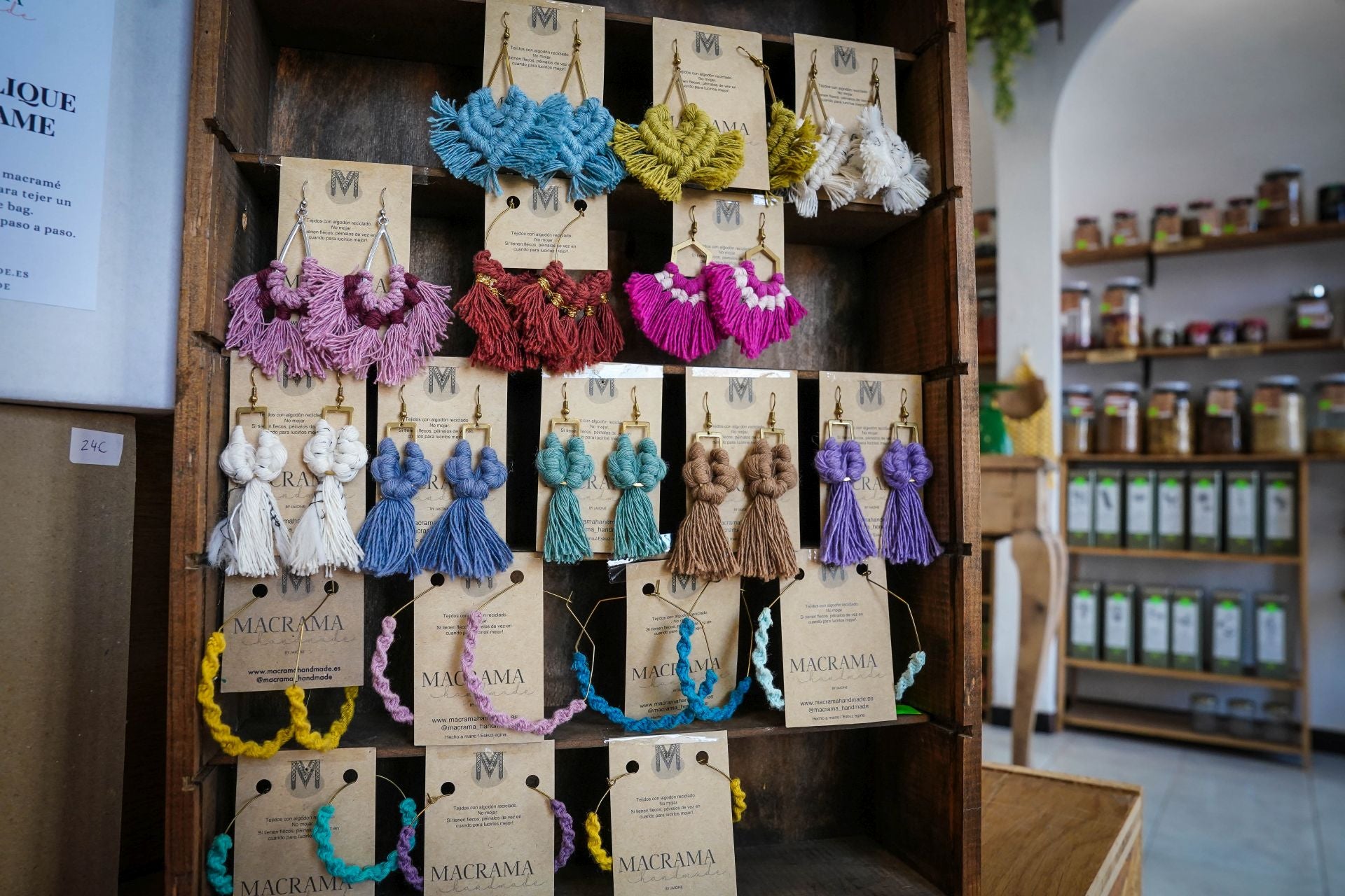 La tienda diferente de Sestao donde compras a granel, aprendes a pintar y Amaia te restaura un mueble