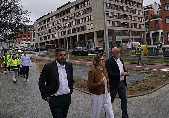 La diputada general, Elixabete Etxanobe, junto al diputado de Infraestructuras, Carlos Alzaga y el alcalde de Leioa, Iban Rodríguez durante la visita de obra de La Avanzada.