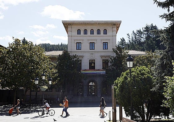 Vista del Ayuntamiento de Ugao, donde se acometerán las obras.