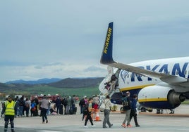 Pasajeros acceden a un avión de Ryanair en el aeropuerto de Foronda.