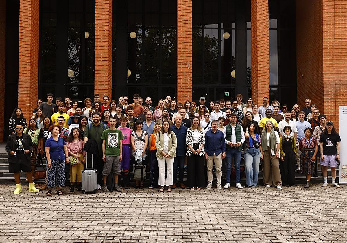 Foto de familia de todos los participantes y organizadores en el exterior de la Facultad de Letras.