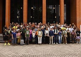Foto de familia de todos los participantes y organizadores en el exterior de la Facultad de Letras.