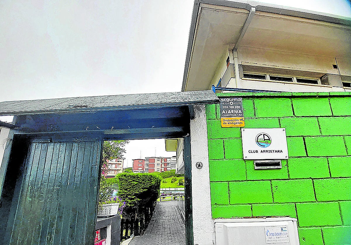 Puerta de acceso al club ubicado en Sopela.
