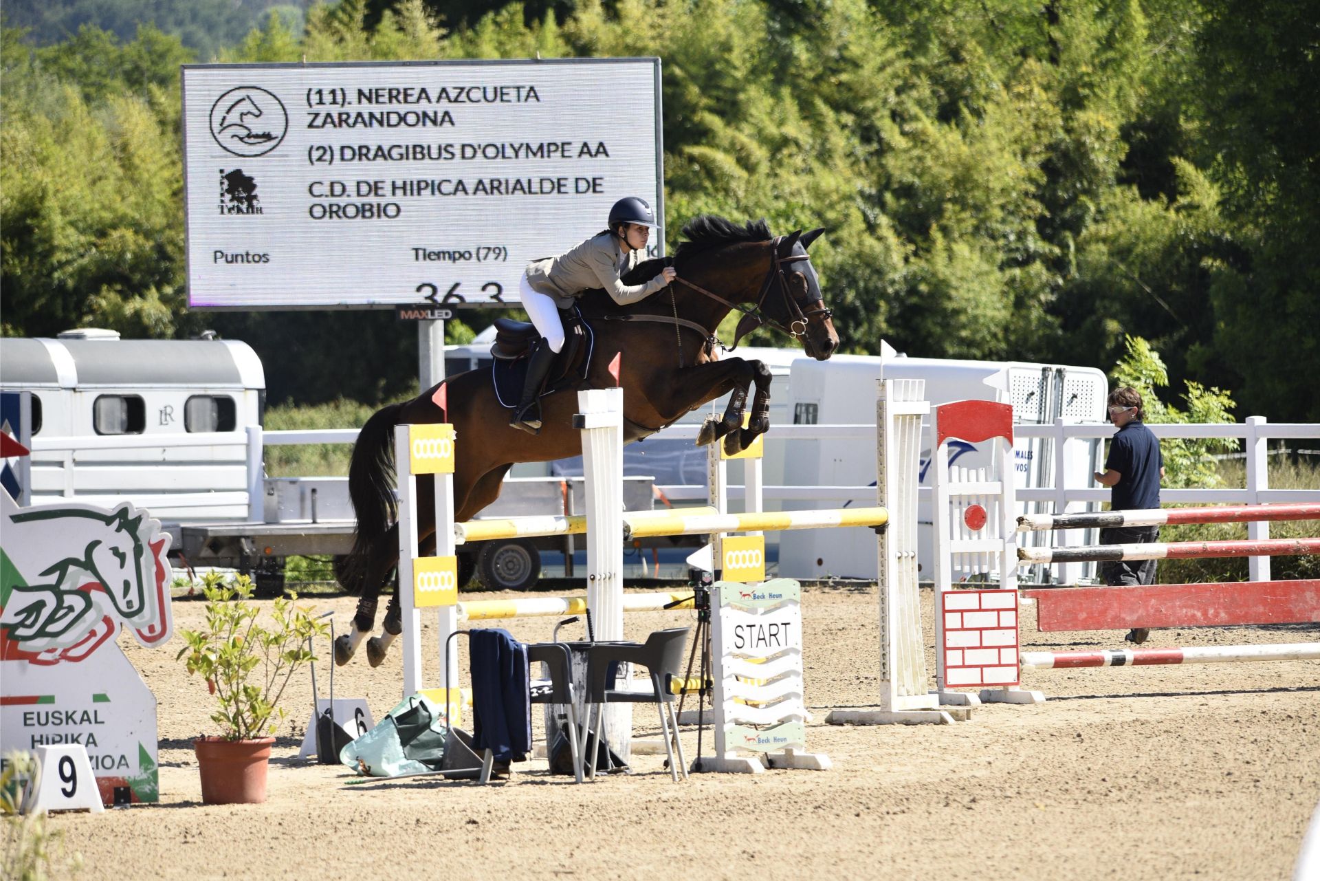 La joven Nerea Azcueta en una de las pruebas de salto en las que ha participado.