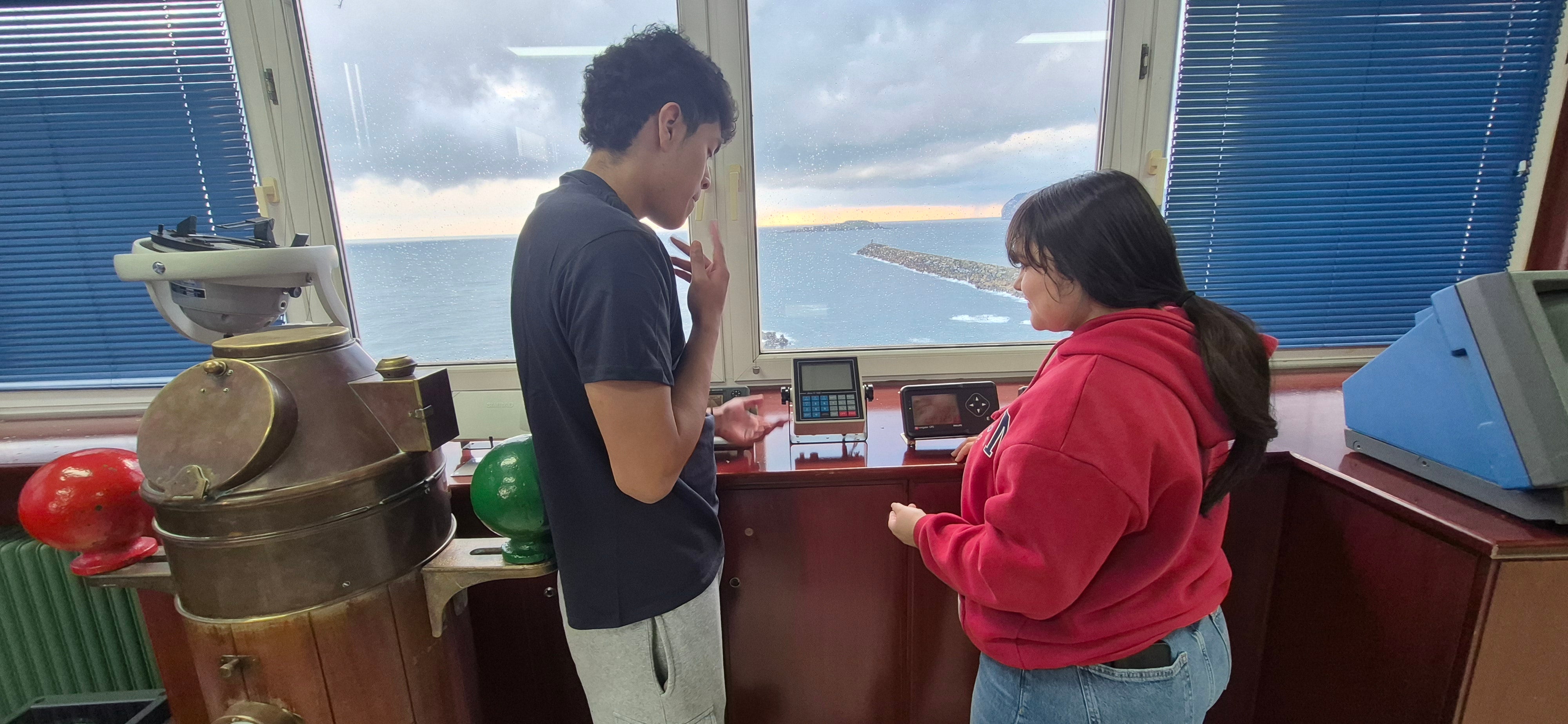 Dos alumnos realizan prácticas en la sala de navegación de la escuela náutico pesquera de Bermeo.