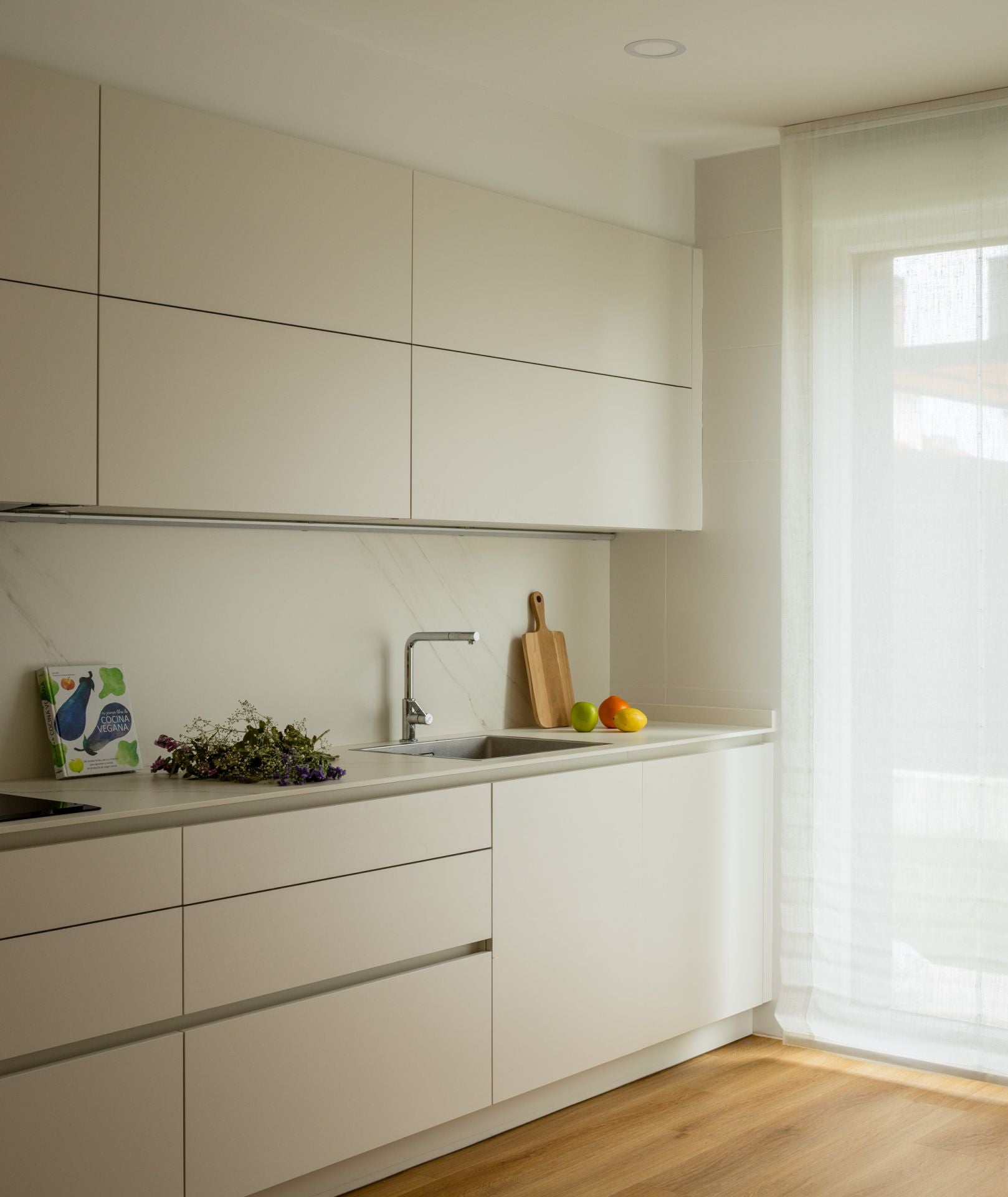 De Bilbao a la costa: un hogar luminoso y marinero en Sopela para una familia con dos hijas adolescentes