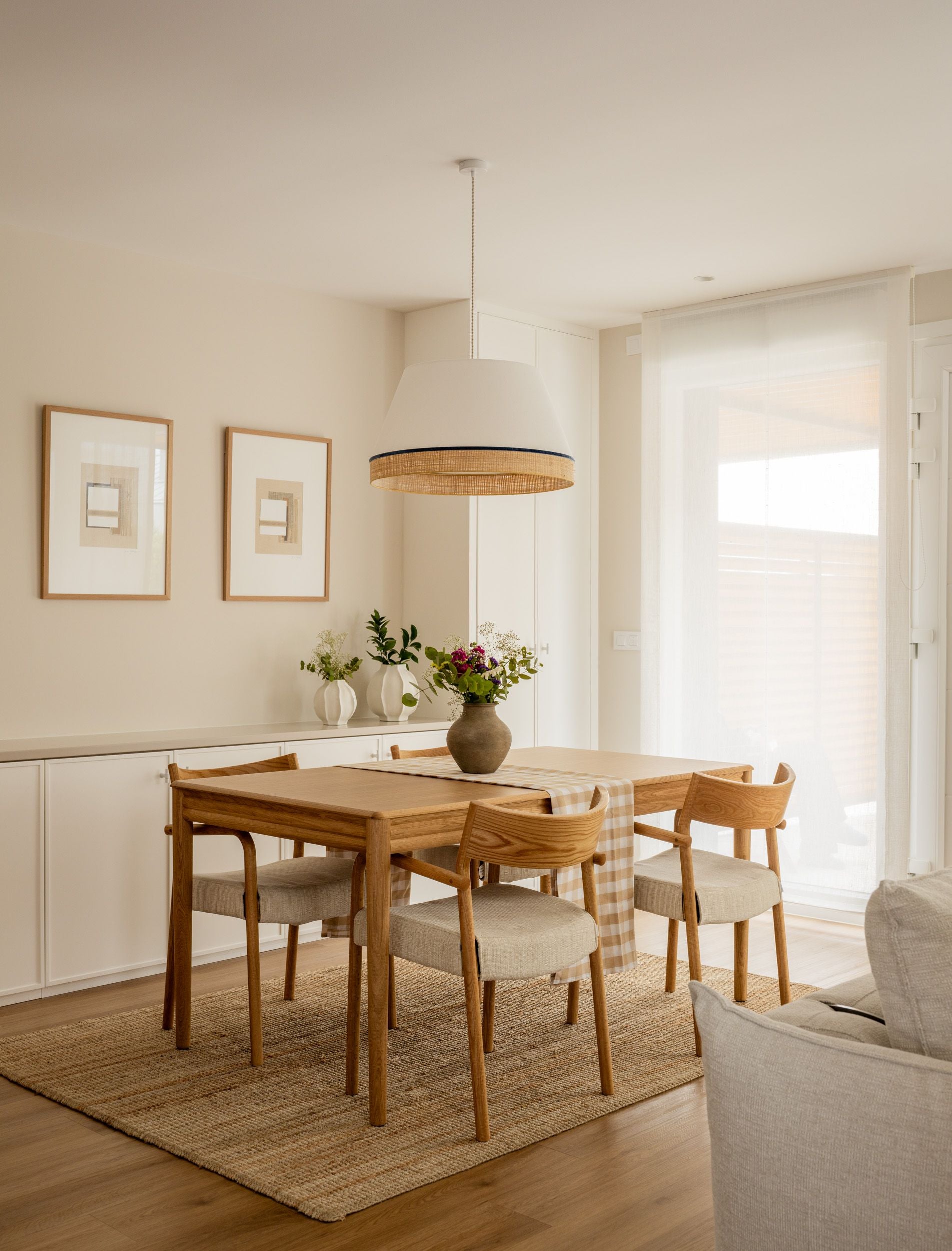 De Bilbao a la costa: un hogar luminoso y marinero en Sopela para una familia con dos hijas adolescentes