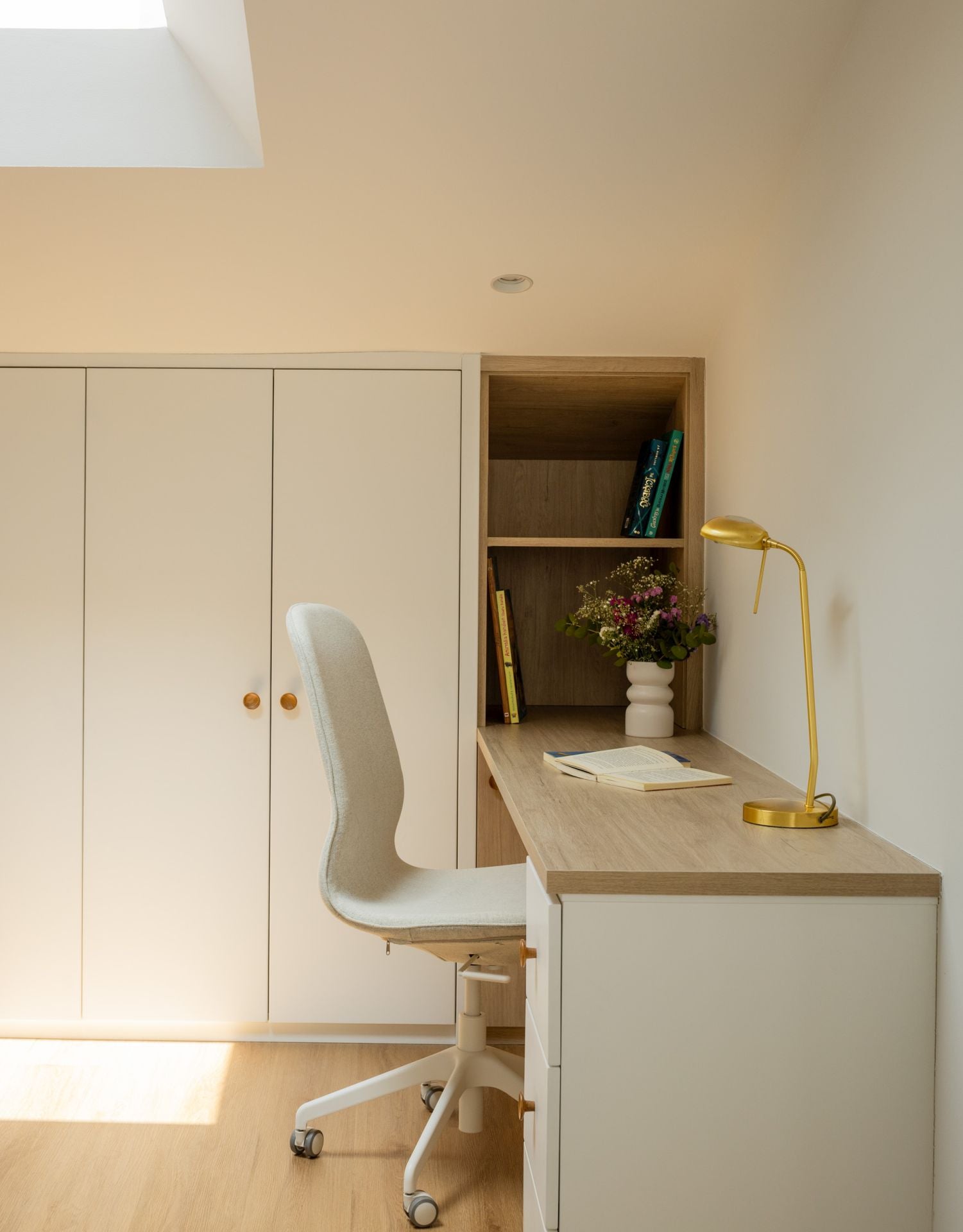 De Bilbao a la costa: un hogar luminoso y marinero en Sopela para una familia con dos hijas adolescentes