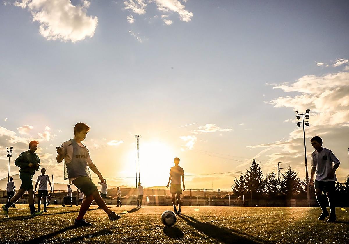 Un grupo de escolares, durante un entrenamiento.