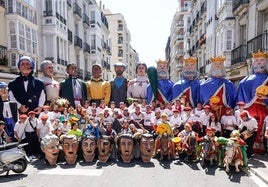 Miembros de la comparsa de Gigantes y Cabezudos, en las pasadas fiestas de La Blanca.