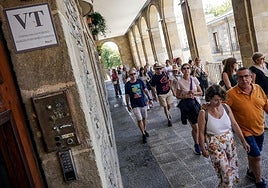 El cartel de una vivienda de uso turístico en el centro de Vitoria.
