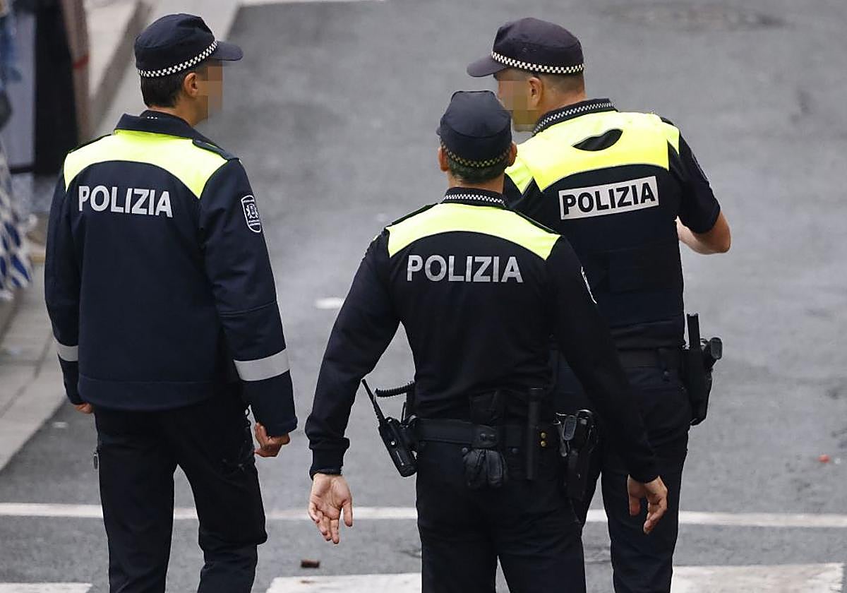 Una patrulla de la Policía Local ajena a la información patrulla por el centro de Vitoria.