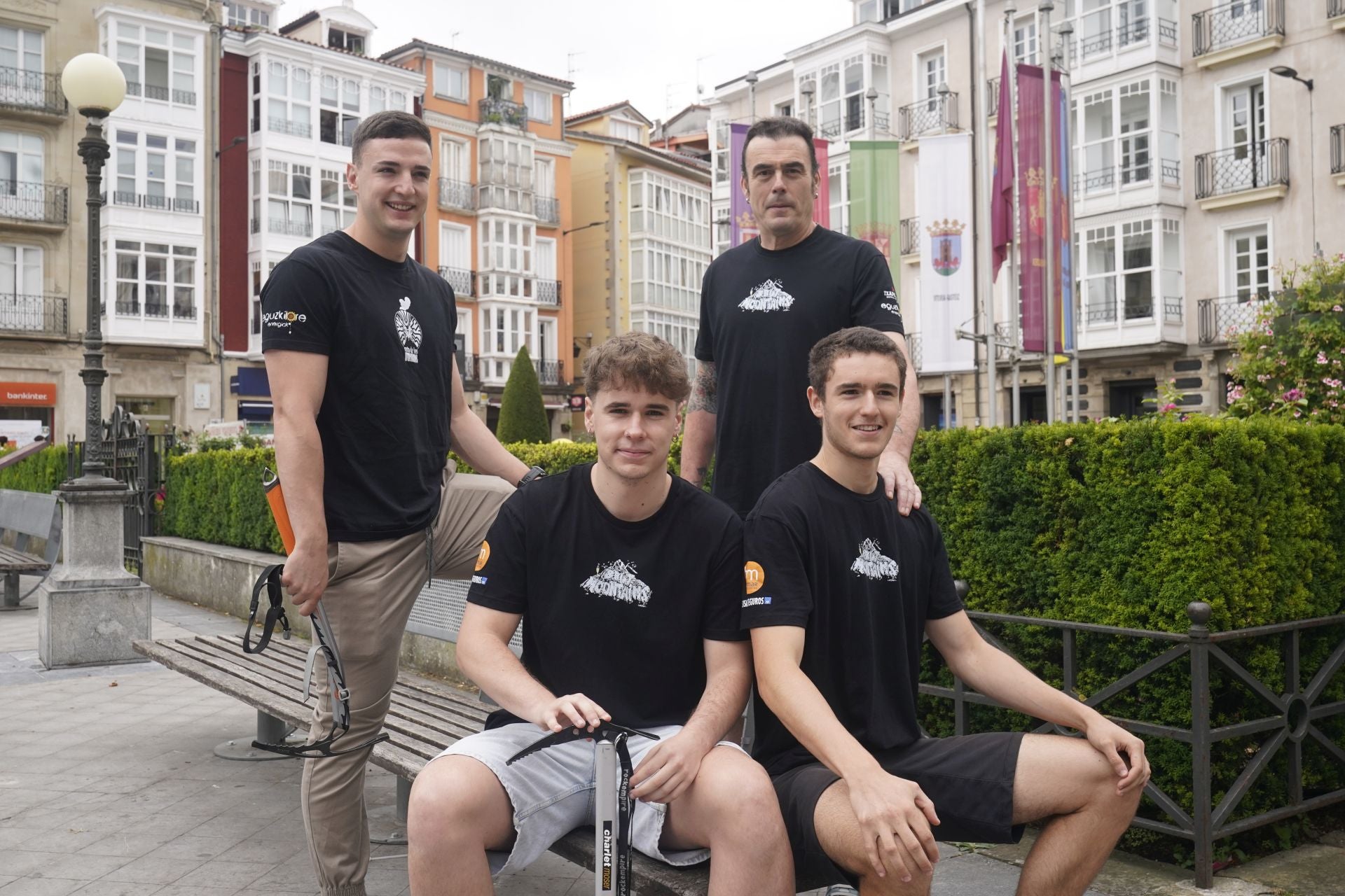 Integrantes de la expedición en la Plaza de la Provincia.