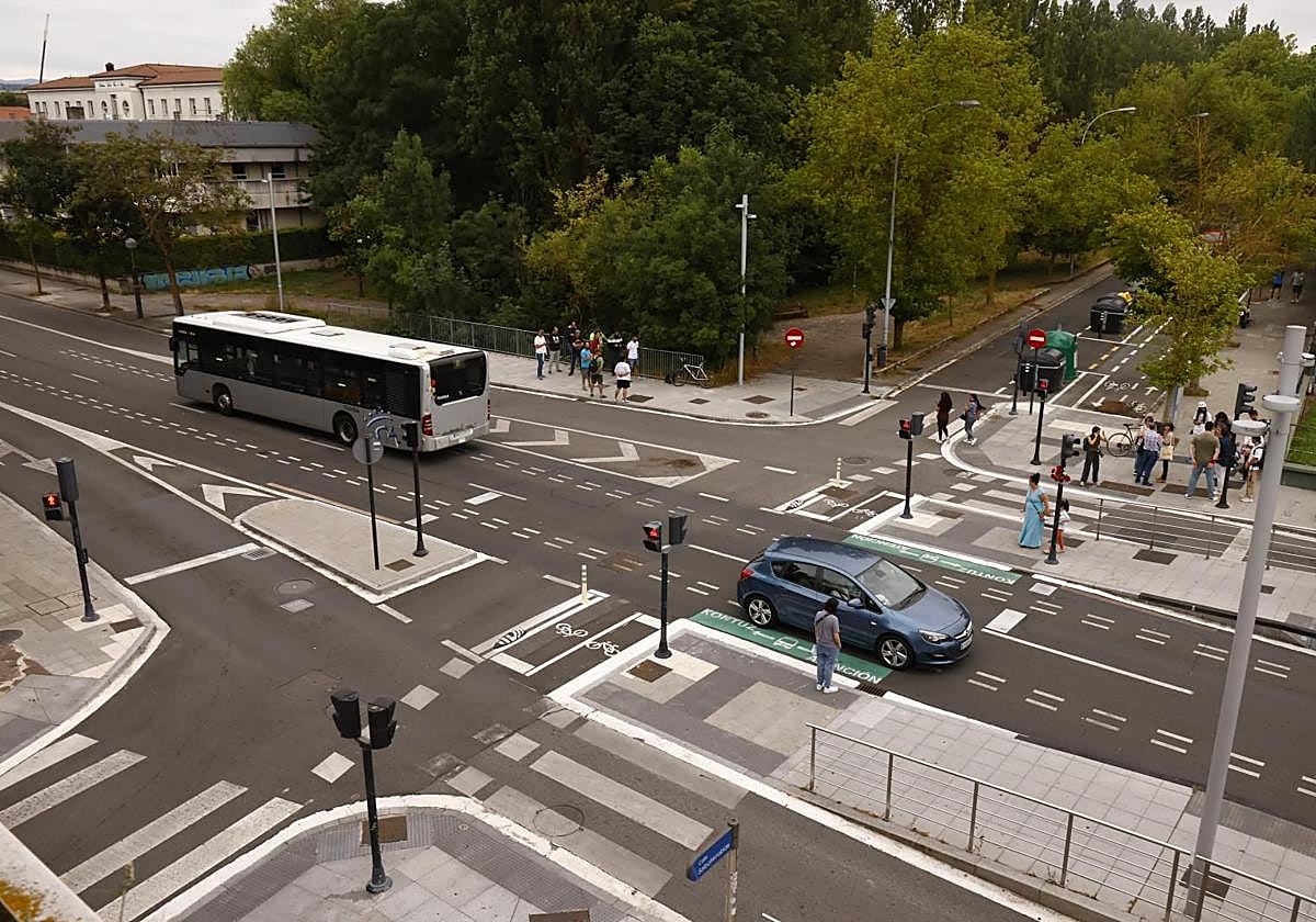 El carril del BEI por el que pasa ese coche azul tendrá en adelante pintado un paso de cebra