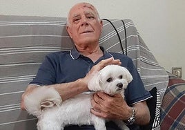 Domingo Tomás, en su casa donde se recupera de sus heridas.