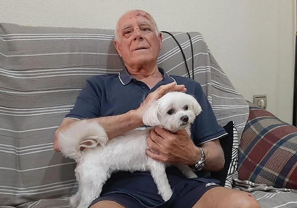 Domingo Tomás, en su casa donde se recupera de sus heridas.