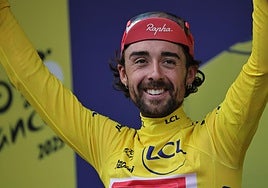 Healy se enfundó el maillot amarillo del Tour.