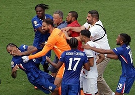Joao Pedro, tras recibir el manotazo de Luis Enrique.