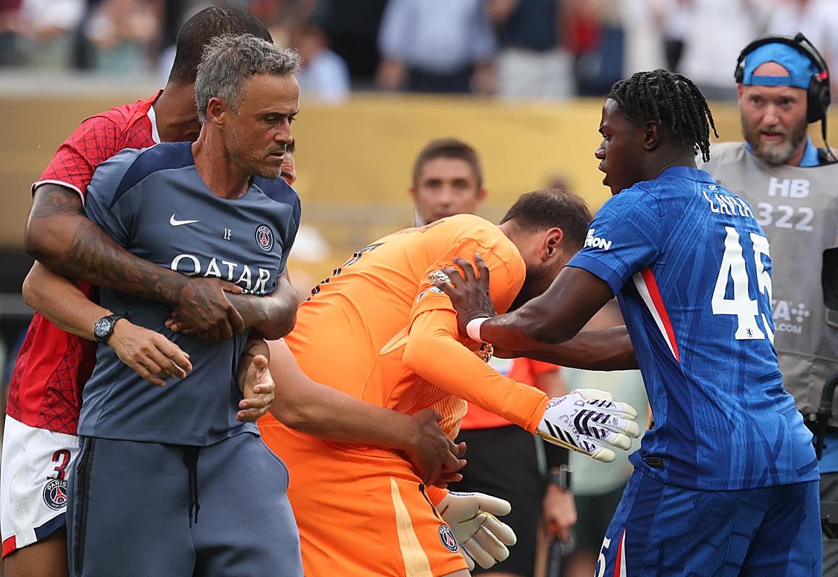 Luis Enrique, durante la tangana al final del partido.