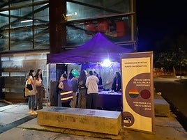 Punto informativo a favor de unas fiestas libres de violencia y agresiones machistas y LGTBIQA+.