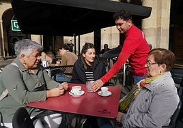 La hostelería sigue siendo el sector con mayor presencia de extranjeros en Euskadi, donde suman ya más de 12.800 trabajadores.