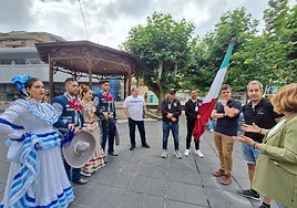 Los artistas mexicanos charlan con los representantes del grupo Andra Mari y del Ayuntamiento.