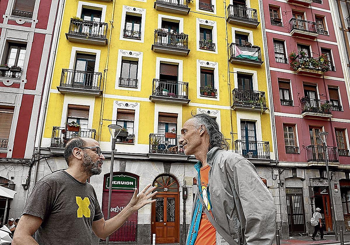 Víctor y Juan Manuel charlan ante el edificio.