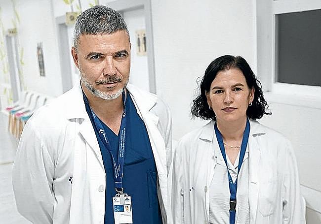 El urólogo infantil Jorge García Olaverri y la nefróloga pediátrica Mireia Aguirre.