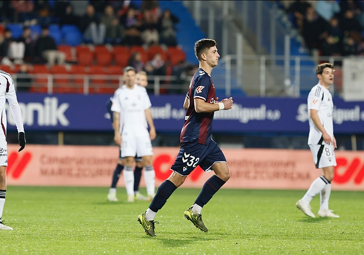 Aitor Galarza en su debut en Segunda División con el primer equipo del Eibar.